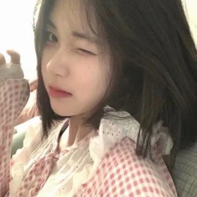 绿杨移作两家春